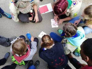 Kinder beim Rätseln